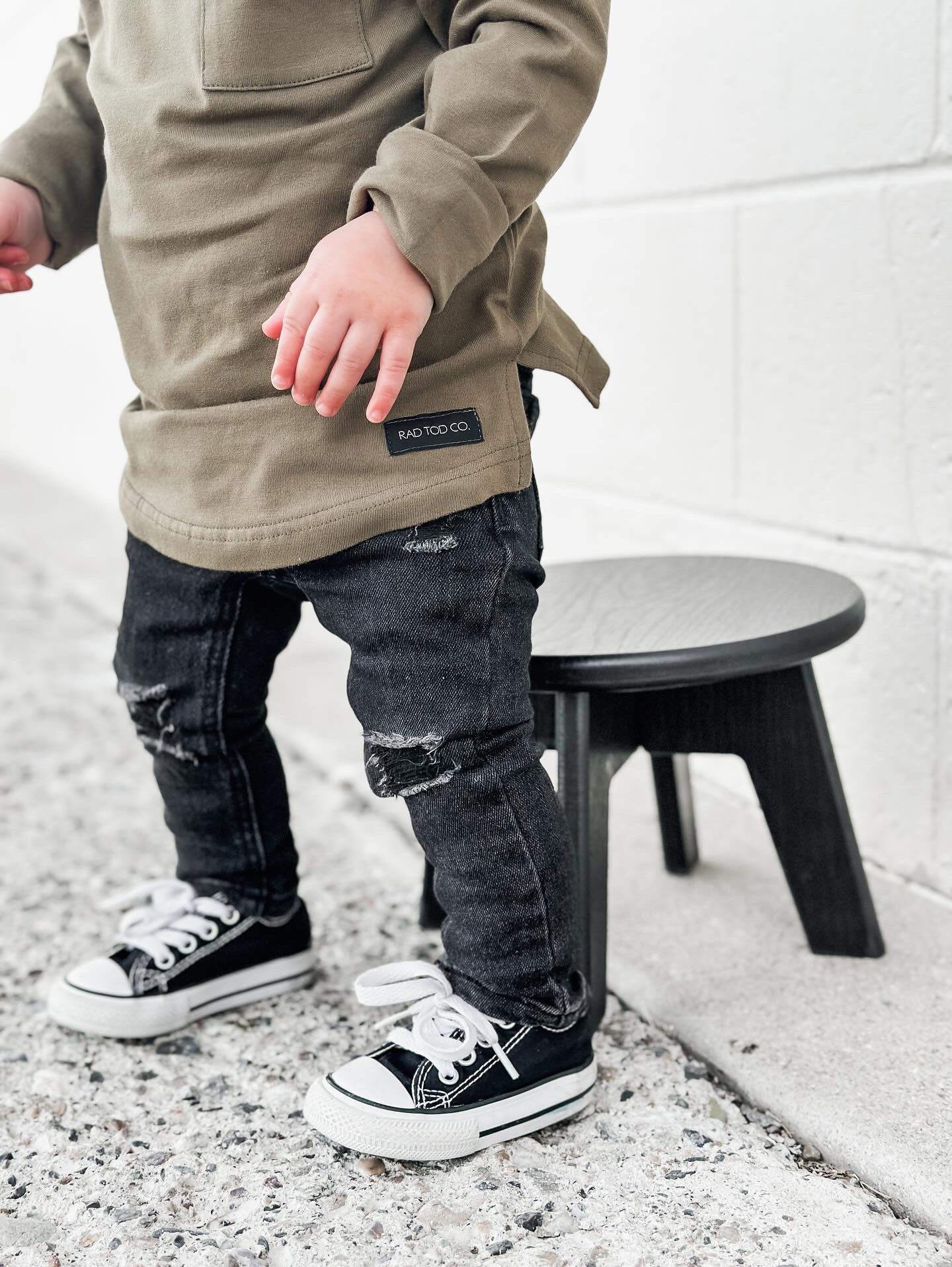 DISTRESSED JEANS - BLACK