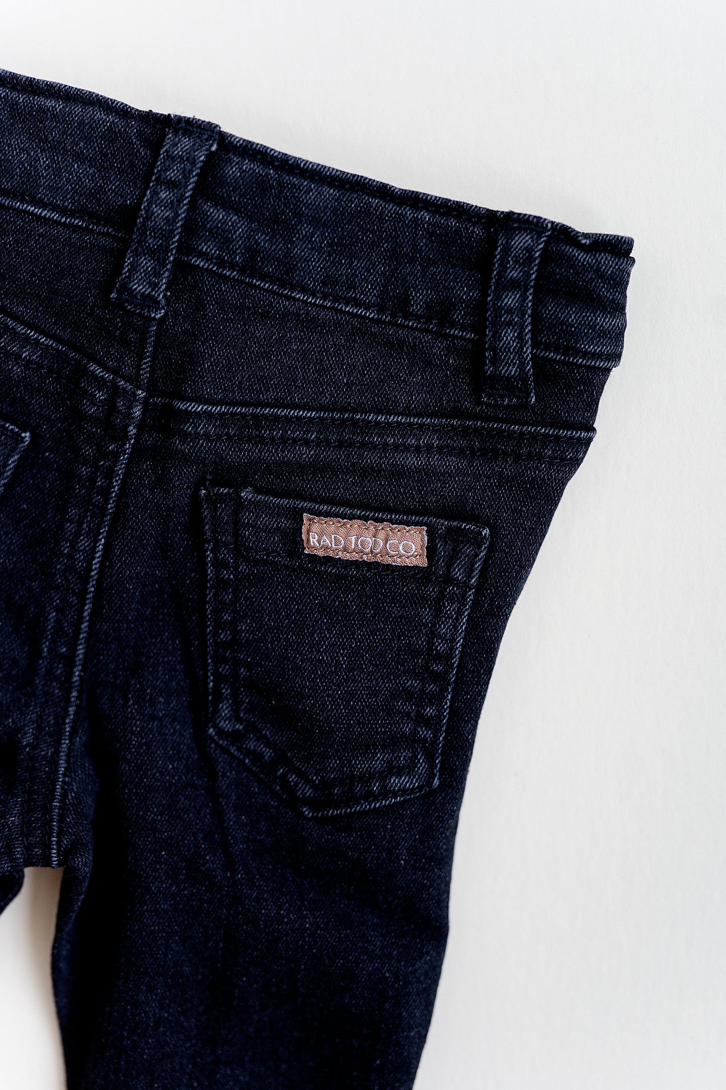 DISTRESSED JEANS - BLACK