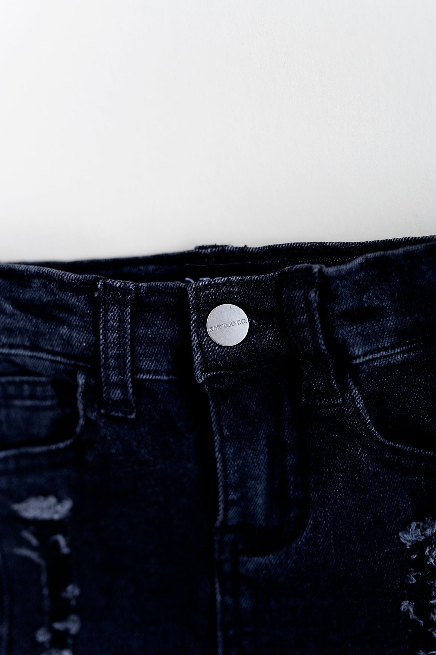 DISTRESSED JEANS - BLACK