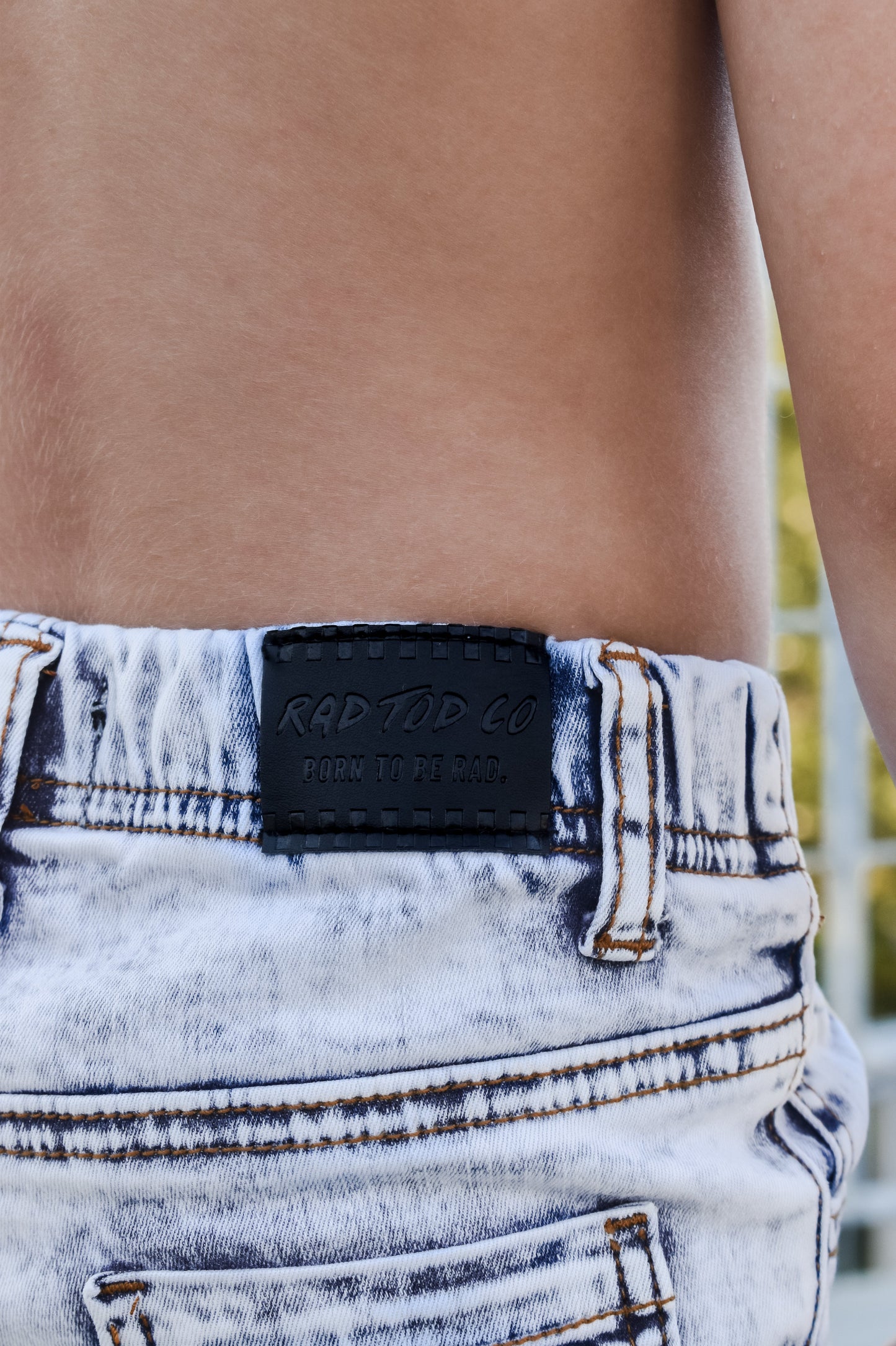 DISTRESSED JEANS - LIGHT WASH